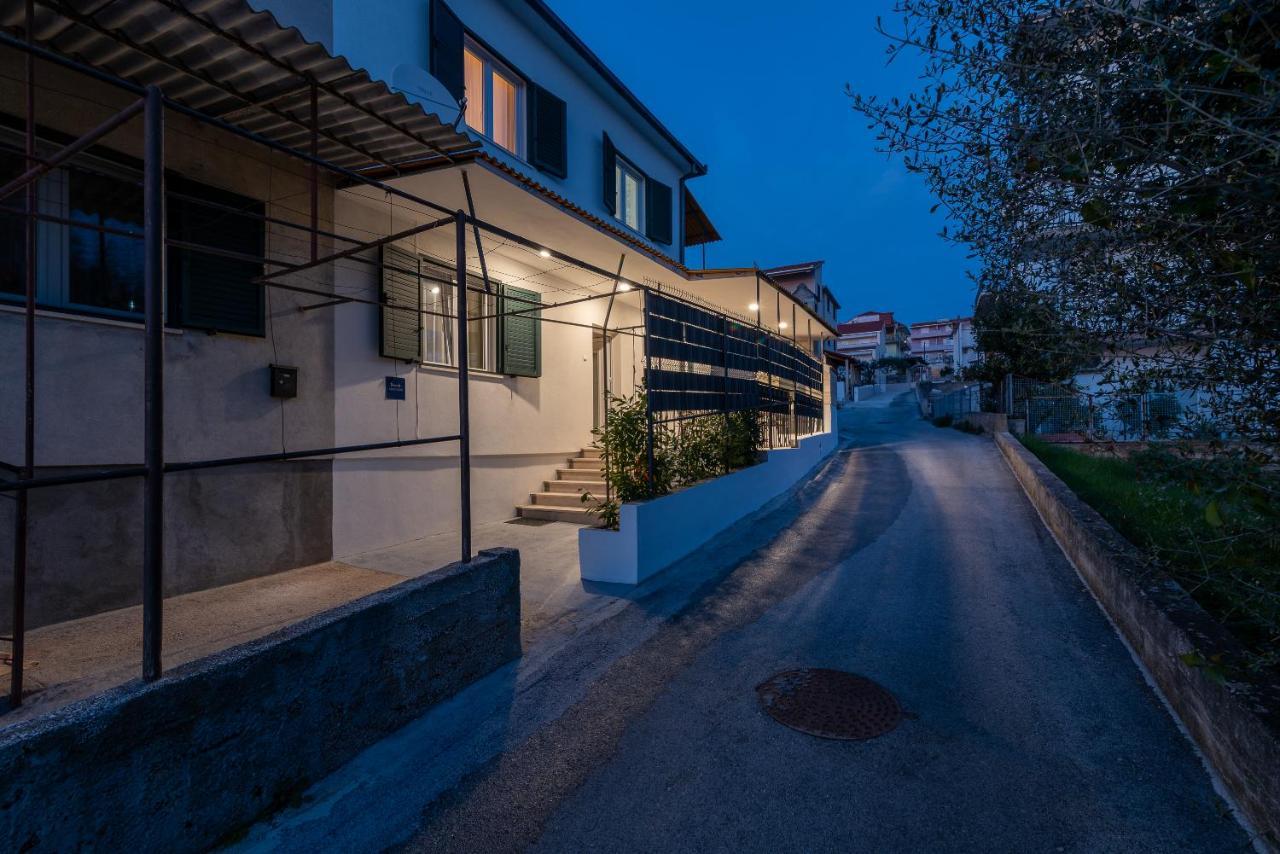 Apartment Radic-Perfect Location For Summer Activities Trogir Eksteriør billede