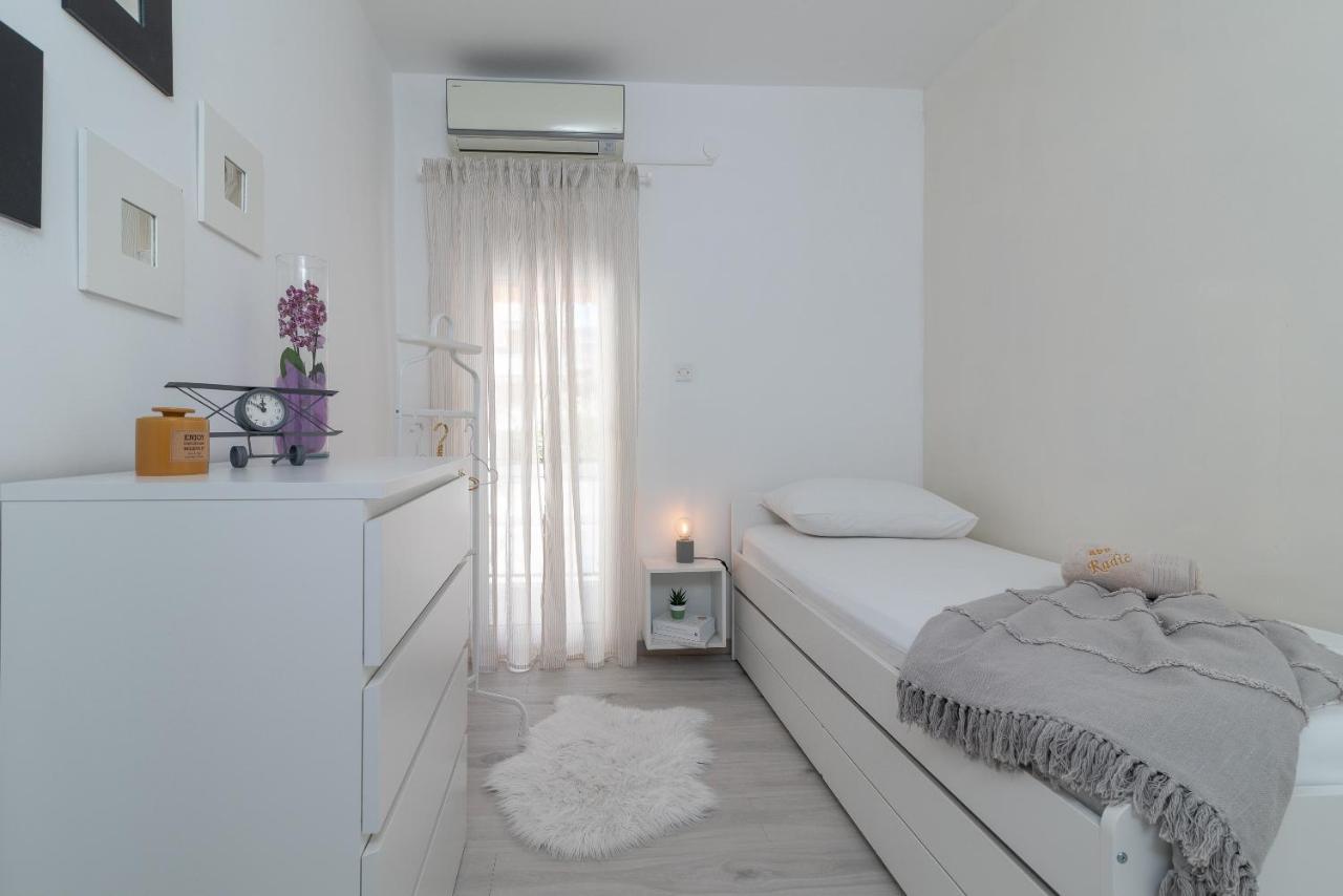 Apartment Radic-Perfect Location For Summer Activities Trogir Eksteriør billede