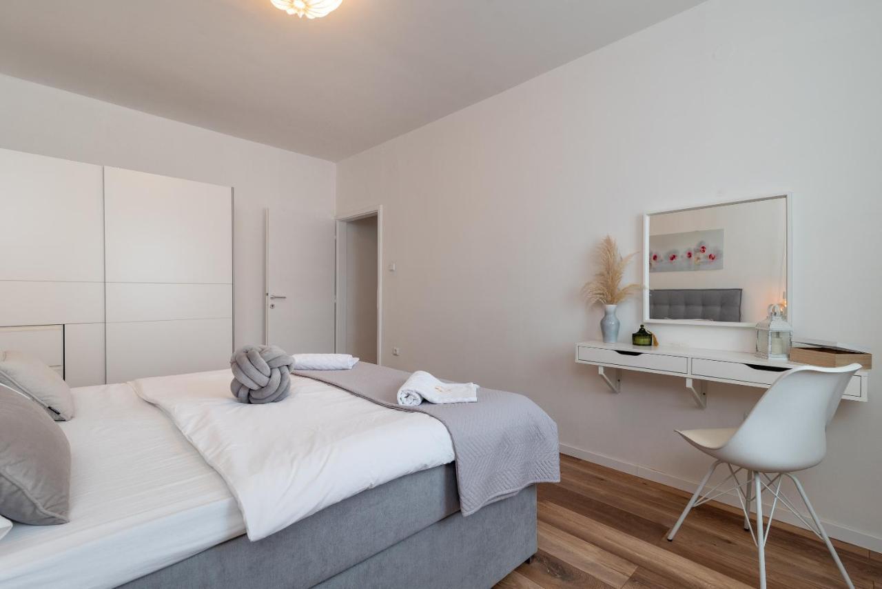 Apartment Radic-Perfect Location For Summer Activities Trogir Eksteriør billede